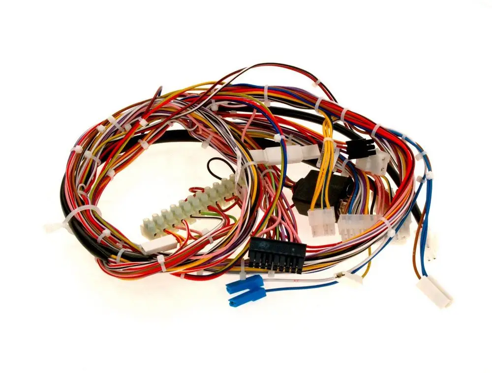 BOSCH Kabelbaum mit mehreren farbigen Drähten und Steckverbindern, die zu verschiedenen elektrischen Komponenten führen.